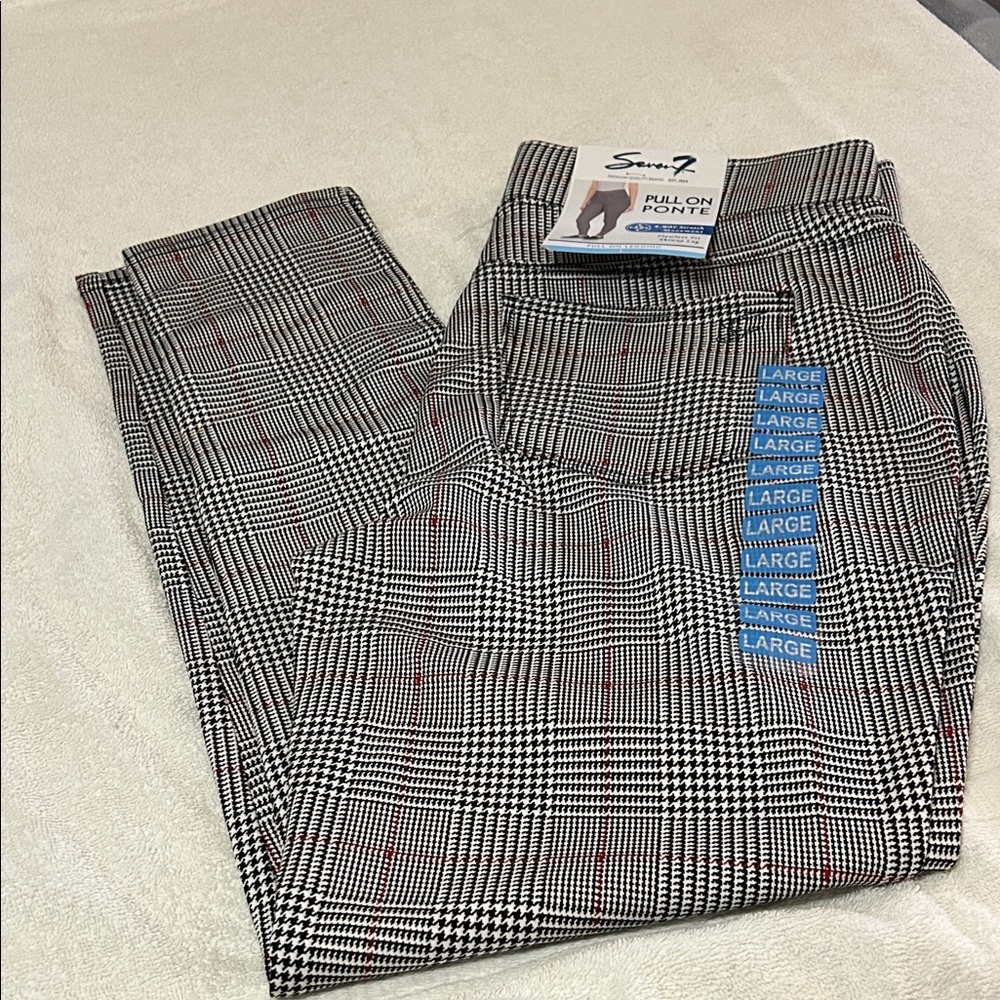 Seven7  Elegant checkered leggings for women. Size large.NWT